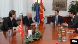 Посредникот на ОН во спорот за името Метју Нимиц на средба со премиерот Никола Груевски и со министерот за надворешни работи Никола Попоски во Скопје на 11 јануари 2013 година.