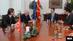 Посредникот на ОН во спорот за името Метју Нимиц на средба со премиерот Никола Груевски и со министерот за надворешни работи Никола Попоски во Скопје. 11 јануари 2013.