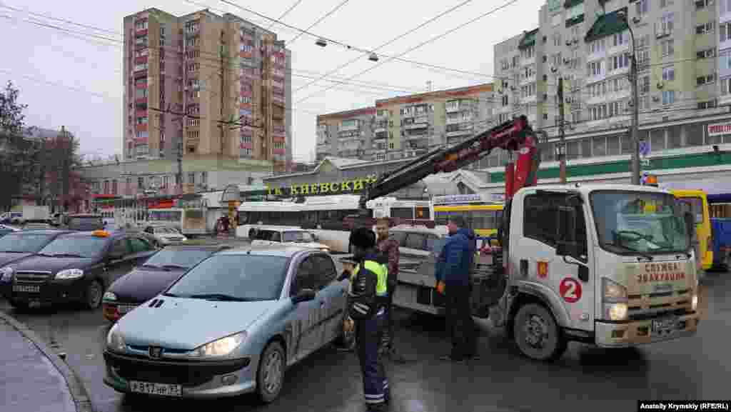 Эвакуатор за работой возле Центрального автовокзала.