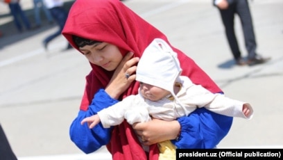 Әйелдің трусисы шәуетпен жабылған Жыныстық қатынас 12 рет