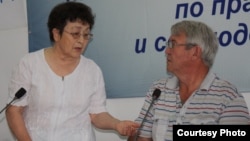 Представитель движения «За справедливость» Ильшат Кензин (справа) и общественный деятель Руфина Галимзянова. Алматы, 2 июня 2015 года.