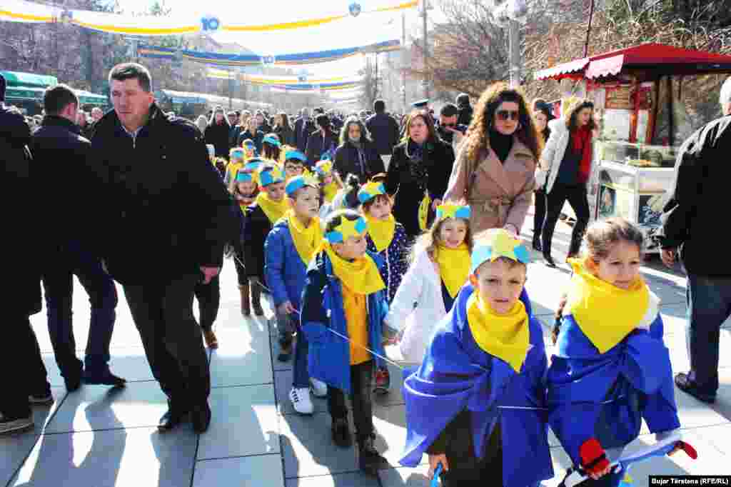 Shumë nxënës, në mënyrë të organizuar, sot kanë shëtitur nëpër sheshet e Prishtinës. Ata janë veshur me ngjyrat e flamurit shtetëror.