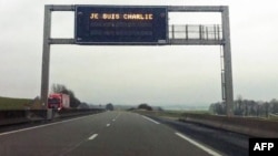 O imagine pe un indicator al autostrăzii lîngă Dijon, cu inscripția „Je suis Charlie", joi 8 ianuarie