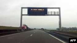 Напис «Je suis Charlie» на одному з автомобільних шосе у Франції. 8 січня 2014 року