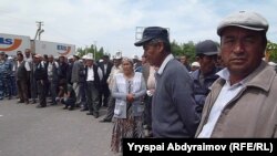 Сторонники Медербека Усенова, перекрывшие дорогу Бишкек-Ош. 2 июня 2013 года