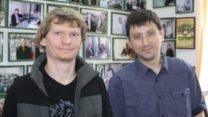 Известният украинският военен фоторепортер и документалист Макс Левин и войникът