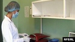 Врач-вирусолог делает анализ на свиной грипп. Петропавловск, 6 августа 2009 года.