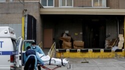 Медицинские работники закатывают носилки с пациентом в машину скорой помощи. Нью-Йорк, 4 апреля 2020 года.