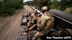 Ukrainian artillerymen sit on a self-propelled cannon near the front line in the Kherson region. (file photo)