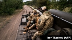 Українські артилеристи на самохідній 203-мм гарматі 2С7 «Піон» на південному фронті України, 14 вересня 2022 року
