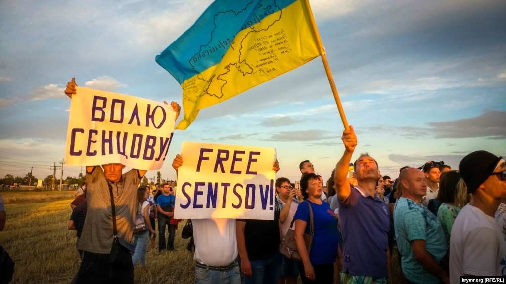 Лозунги #FreeSentsov на концерте