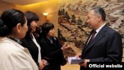 Kyrgyz President Kurmanbek Bakiev meets with NGO leaders in Bishkek.