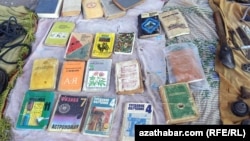 Köçelerde köne okuw kitaplarynyň söwdasyna duş gelse bolýar, Türkmenistan 