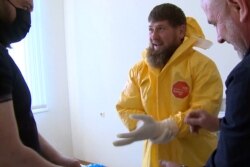 Чеченський лідер Рамзан Кадиров у жовтому захисному костюмі відвідує лікарню для пацієнтів із підозрою на хворобу COVID-19 у Грозному, 20 квітня 2020 року