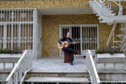 علی سرلک، نوازنده گیتار