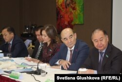 Представители общественных наблюдательных комиссий (ОНК) и Национального превентивного механизма (НПМ) Казахстана обсуждают проблему доступа в тюрьмы. Астана, 24 ноября 2016 года.