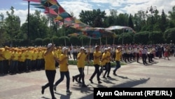 Дети на параде школьников несут макет беркута — символа программы «Рухани жаңғыру». Алматы, 1 июня 2018 года