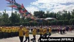 В Алматы дети несут эмблему программы «Рухани жаңғыру». Иллюстративное фото. 