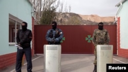 Боевики пророссийских парамилитарных отрядов блокируют базу отряда морской охраны Госпогранслужбы Украины в Балаклаве, март 2014 года