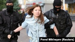 Арнайы жасақ алаңға келгендердің бірін ұстап әкетіп барады. Алматы, 12 маусым 2019 жыл. 