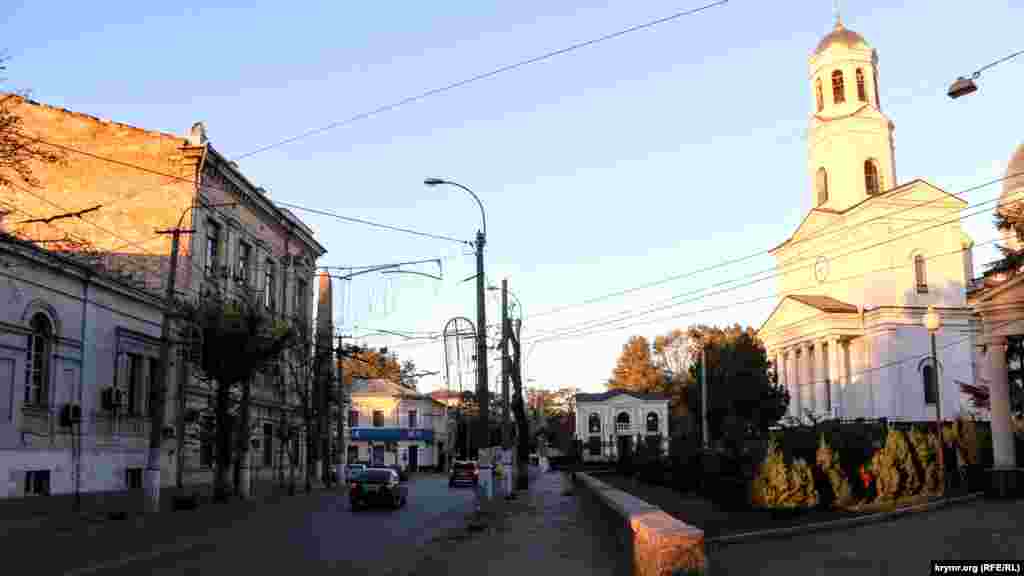 Часть улицы Жуковского в теплых красках заката