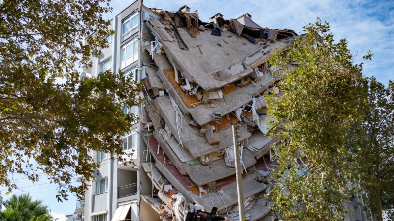 Arrin në 100 numri i viktimave nga tërmeti në Turqi
