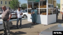 Люди покупают хлеб в пекарне в восточном городе Туркменабат, Туркменистан