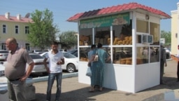  People buy bread in the eastern Turkmen city of Turkmenabat. 