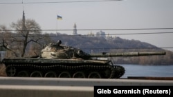 Një tank rus i kapur nga forcat ukrainase në Kiev. Fotografi nga arkivi. 