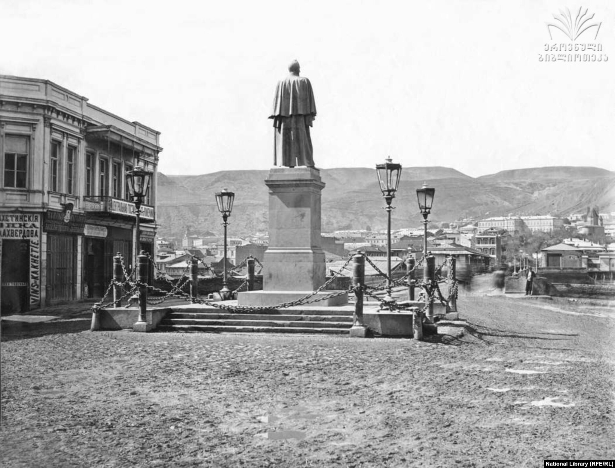 მიხეილ ვორონცოვის ძეგლი, რომელიც 1867 წლის 25 მარტს გაიხსნა, იყო პირველი ბრინჯაოში ჩამოსხმული სკულპტურა თბილისში. საბჭოთა ოკუპაციას შემდეგ 1922 წელს ბოლშევიკებმა ძეგლი ჩამოაგდეს და გადაადნეს.