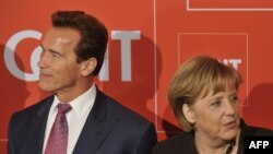 Німеччина - Німецький канцлер Ангела Меркель і губернатор Каліфорнії Арнольд Шварценеггер на церемонії відкриття найбільшої в світі виставки високих технологій CeBIT в Ганновері, 2 березня 2009 р.