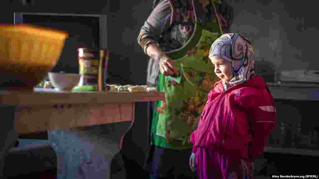 Дочь Абдуллаевых наблюдает за тем, как бабушка готовит ужин