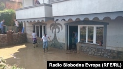 Улици и поплавени дуќани од невремето во Скопје. 