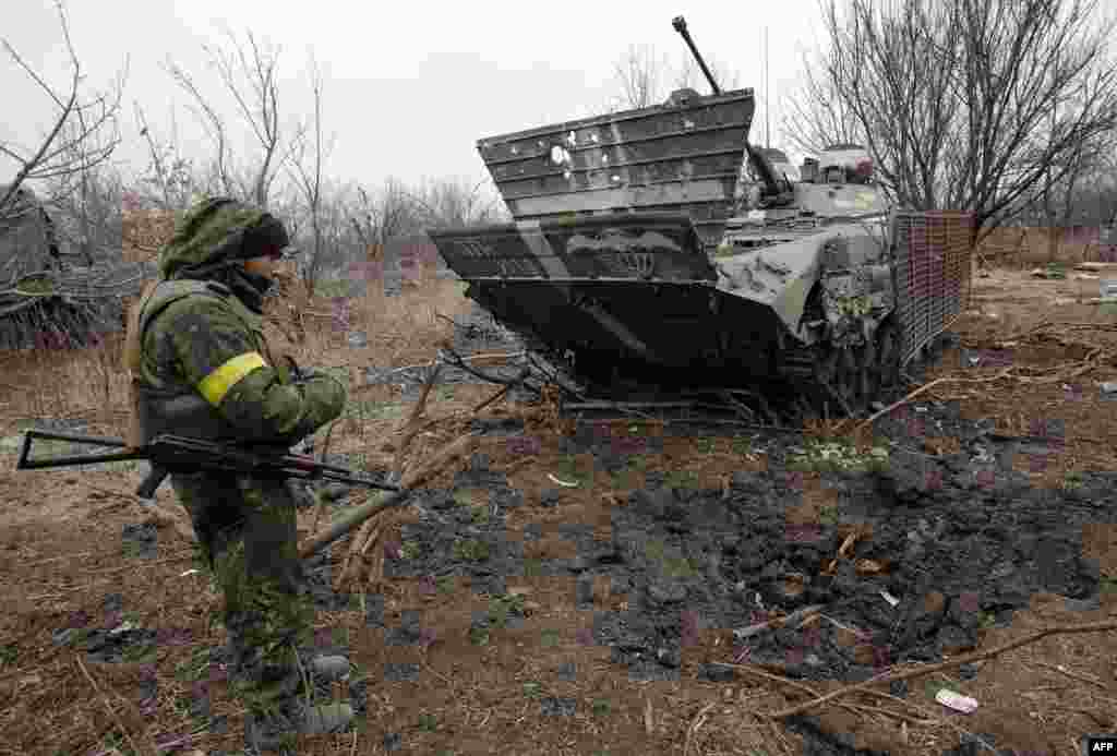 Український військовий показує БМП пошкоджений внаслідок мінометного обстрілу. Донецька область, 24 листопада 2014 року
