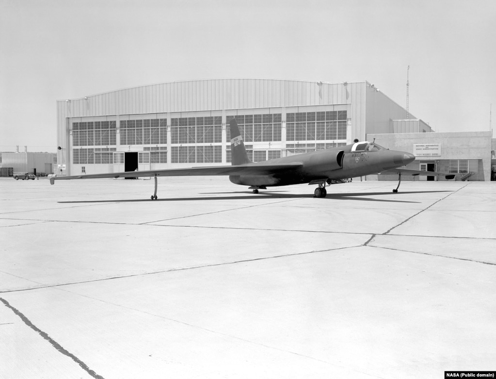 Nakon što je avion, kojim je upravljao američki pilot Frensis Geri Povers (Francis Gary Powers). oboren iznad Sovjetskog saveza, SAD su pokušale da prikriju njegovu špijunsku misiju. NASA je objavila saopštenje za javnost u kom navodi da je avion U-2 sprovodio istraživanja vremenskih prilika i da je promenio kurs letenja, nakon što je pilot prijavio probleme sa snabdevanjem kiseonikom. Kako bi potkrepili tu priču, SAD su medijima, 6. maja 1960. godine, u NASA istraživačkom centru za leteje u avio bazi u Edvardsu, prikazali fotografiju na kojoj se vidi avion sa oznakom NASA i lažni serijski broj. Nakon što je avion, kojim je upravljao američki pilot Frensis Geri Povers (Francis Gary Powers). oboren iznad Sovjetskog saveza, SAD su pokušale da prikriju njegovu špijunsku misiju. NASA je objavila saopštenje za javnost u kom navodi da je avion U-2 sprovodio istraživanja vremenskih prilika i da je promenio kurs letenja, nakon što je pilot prijavio probleme sa snabdevanjem kiseonikom. Kako bi potkrepili tu priču, SAD su medijima, 6. maja 1960. godine, u NASA istraživačkom centru za leteje u avio bazi u Edvardsu, prikazali fotografiju na kojoj se vidi avion sa oznakom NASA i lažni serijski broj.