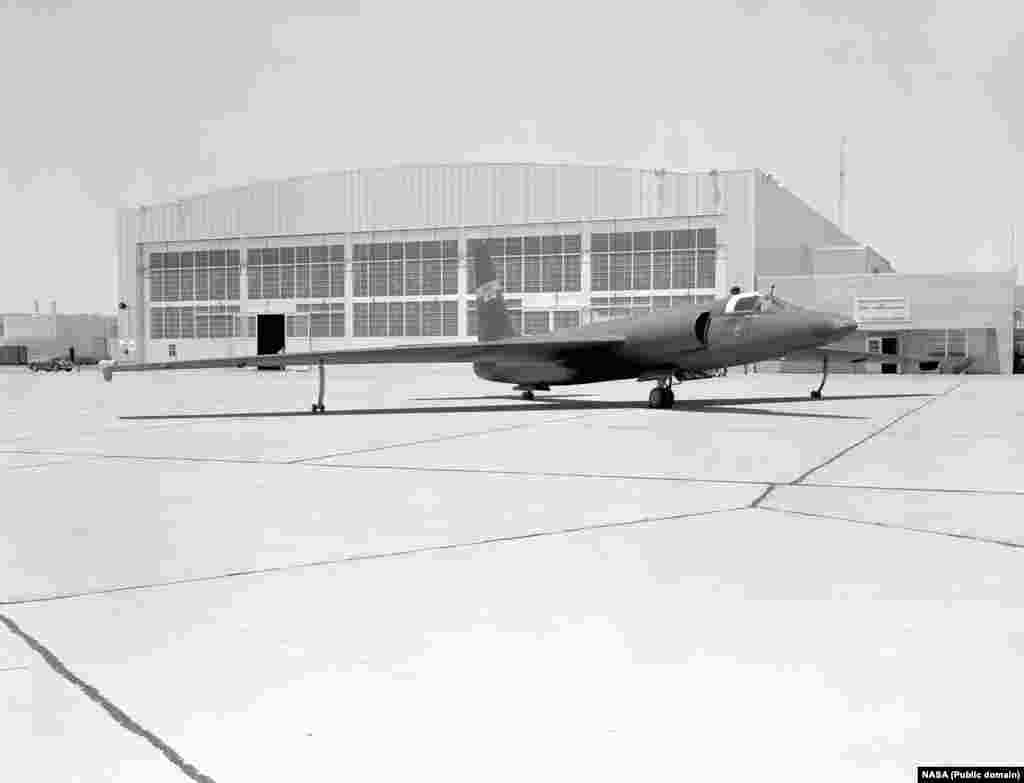 После того как пилота США сбили над Советским Союзом, США попытались скрыть его шпионскую миссию. Космическое агентство НАСА издало сообщение, в котором утверждалось, что самолет U-2 проводил метеорологические исследования и отклонился от курса из-за проблем с кислородным оборудованием. Чтобы легенда казалась правдивой, аналогичный самолет U-2 раскрасили в маркировку НАСА с вымышленным серийным номером. 6 мая 1960 года его выставили на обозрение в Научно-исследовательском центре полетов НАСА на авиабазе Эдвардс