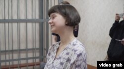 Iulia Țvetkova în timpul procesului în care era acuzată de pornografie și „propagandă gay”, 2018