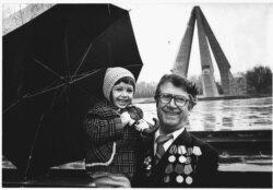 Алексей Маринат с внучкой. Кишинёв, мемориал павшим солдатам, 1987