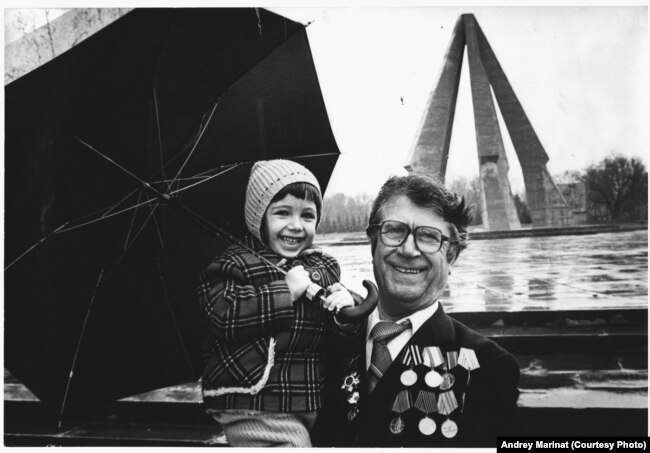 Алексей Маринат с внучкой. Кишинёв, мемориал павшим солдатам, 1987