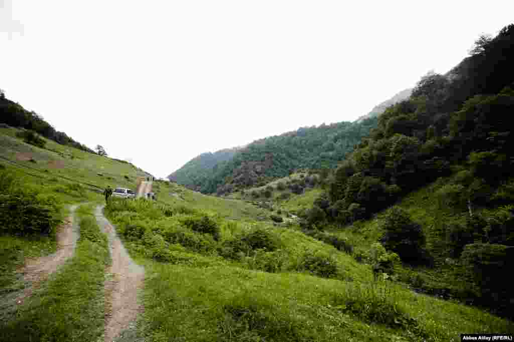 Bulaq Miskinli, Qala kəndindən təqribən 8-10 km uzaqlıqdadır. Yol o qədər də uzaq olmasa da ora getmək hər maşının işi deyil. Sonuncu dəfə ora yolun nə zaman hamarlandığını nə görən, nə də eşidən olub.