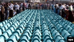 11 il əvvəl Srebrenitsada qətlə yetirilən 505 Bosniya müsəlmanının qalıqları olan tabutlar