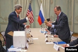 John Kerry gifting Sergei Lavrov potatoes.