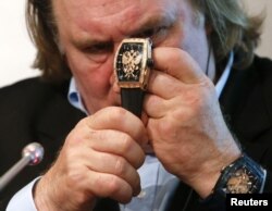 Gerard Depardieu prezentând la Moscova un ceas cu inscripția 'Mândru că sunt rus', ceasuri pe care el le promovează, 17 decembrie, 2014.