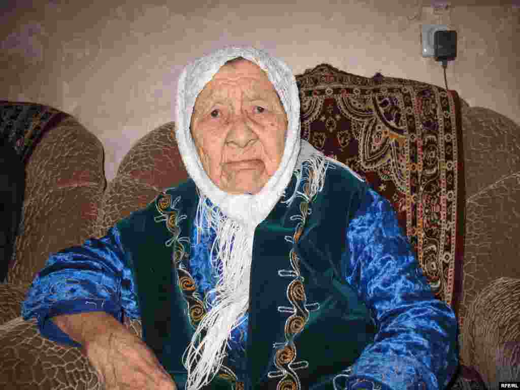 Бүкіл планетадағы ең қарт адам - Сахан әже 130 жасқа келген туған күнінде ширақ еді. 27 наурыз. 2009 жыл - Kazakhstan,Karaganda, World's Oldest Women Sakhan Dosova Marking Her 130th Birthday