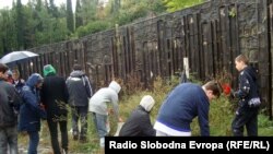 Učenici iz Londona i Mostara na Partizanskom groblju, 26. oktobar 2010, foto: Tina Jelin