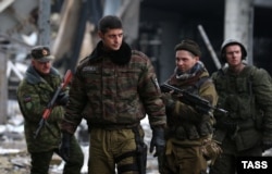 Командир підрозділу «Сомалі» угруповання «ДНР» Михайло Толстих, більш відомий як «Гіві (другий ліворуч) на території Донецького аеропорту, 4 березня 2015 року. Його поховали у 2017 році