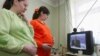ორსული რუსი ქალები უყურებენ პუტინის ყოველწლიურ პრესკონფერენციას, 2007 წელი
