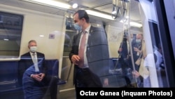 Ludovic Orban și Klaus Iohannis în metroul din Drumul Taberei