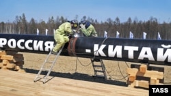 Russian workers weld a segment of the branch pipeline that runs into China from the Eastern Siberia-Pacific Ocean oil pipeline in 2009. Can Russia expand trade to China beyond natural resources?