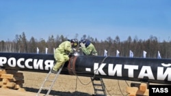  Рабочие сваривают первый участок ответвления трубопровода, который пойдет в Китай от нефтепровода Восточная Сибирь – Тихий океан (ВСТО), Амурская область, 27 апреля 2009 г.